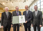 Hermann Schützenhöfer (2.v.l.) verlieh das steirische Landeswappen an Geschäftsführer Peter Herbitschek (3.v.l.) © Fotos: fotomuerz/Hans Schrotthofer; bei Quellenangabe honorarfrei Hermann Schützenhöfer (2.v.l.) verlieh das steirische Landeswappen an Geschäftsführer Peter Herbitschek (3.v.l.)