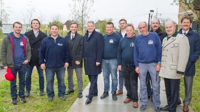 Die Mitarbeiter der Baubezirksleitung Steirischer Zentralraum mit Bundesminister Andrä Rupprechter, Landesrat Johann Seitinger, Bürgermeister Siegfried Nagl, Abteilungsleiter Johann Wiedner und Baubezirksleiter Thomas Hofer