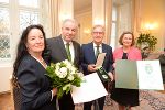 Landeshauptmann Hermann Schützenhöfer und Landtagspräsidentin Bettina Vollath mit Franz Majcen und seiner Gattin bei der Überreichung des Berufstitels "Professor" und des Großen Goldenen Ehrenzeichen des Landes Steiermark mit dem Stern im Weißen Saal der Grazer Burg