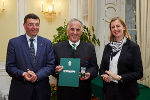 Sportlandesrat Jörg Leichtfried (li.) und Klubobfrau Barbara Eibinger-Miedl gratulierten Helmuth Lexer zum verliehenen Ehrenring © Fotos: Foto Melbinger; bei Quellenangabe honorarfrei Sportlandesrat Jörg Leichtfried (li.) und Klubobfrau Barbara Eibinger-Miedl gratulierten Helmuth Lexer zum verliehenen Ehrenring