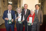 Erhielten das Große Goldene Ehrenzeichen des Landes Steiermark mit dem Stern: Helmut List, Grete Schurz und Eva Lintner (v.l.) mit LH Schützenhöfer und LH-Stv. Schickhofer