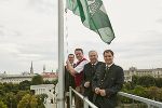 Ernst Gödl, Mario Lindner, Hermann Schützenhöfer und Michael Schickhofer hissten die steirische Flagge am Parlamentsgebäude © Parlamentsdirektion/Thomas Topf; Verwendung bei Quellenangabe honorarfrei