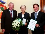 Landeshauptmann Hermann Schützenhöfer (l.) verlieh gemeinsam mit Landeshauptmann-Stellvertreter Michael Schickhofer (r.) Irmgard Griss das Große Goldene Ehrenzeichen