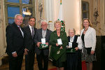 Verleihung von Goldenen Ehrenzeichen: LH Hermann Schützenhöfer, Bgm. Siegfried Nagl, Rudi Hinterleitner, Paula Glaser, Elisabeth Sobota und LT-Präs. Bettina Vollath (v. l.) © steiermark.at/Frankl; bei Quellenangabe honorarfrei