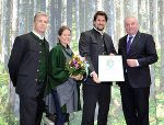 Landeshauptmann Hermann Schützenhöfer (r.) mit dem Geschäftsführer Manfred Steinwiedder, Claudia Kulturer und Eigentümer Christoph Kulturer (v. l.)