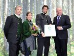 Landeshauptmann Hermann Schützenhöfer (r.) mit dem Geschäftsführer Manfred Steinwiedder, Claudia Kulturer und Eigentümer Christoph Kulturer (v. l.) © Foto: Strametz; bei Quellenangabe honorarfrei