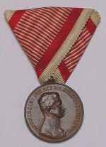 Bronze, Stempelschneider Kautsch, mit Ringöse am originalen Dreiecksband