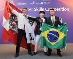 Franz Kalß (li.) gewinnt bei den WorldSkills 2017 in Abu Dhabi die Silbermedaille. Gold ging an den Koreaner Seongyong Cho, und Michael Ferraz (re.) aus Brasilien wurde Dritter. © WorldSkills 2017