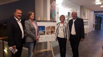 Ing. Günter Riedenbauer, Therme Nova; Mag. DI Eva Gutmann, Verein Baukultur; Dir. Prof. Mag. Gudrun Finder, BG/BRG Köflach; DI Walter Nunner, BBL Steirischer Zentralraum © BBLSZ/Fabian-Glawischnig Ing. Günter Riedenbauer, Therme Nova; Mag. DI Eva Gutmann, Verein Baukultur; Dir. Prof. Mag. Gudrun Finder, BG/BRG Köflach; DI Walter Nunner, BBL Steirischer Zentralraum