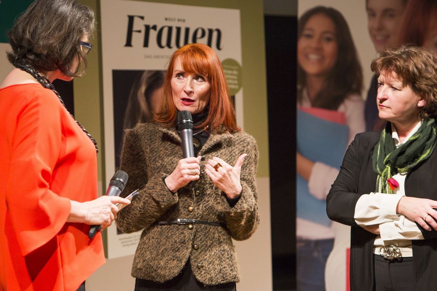 Moderatorin Dr.<sup>in</sup> Christine Haiden im Interview mit Lydia Lieskonig und LR<sup>in</sup> Mag.<sup>a</sup> Ursula Lackner