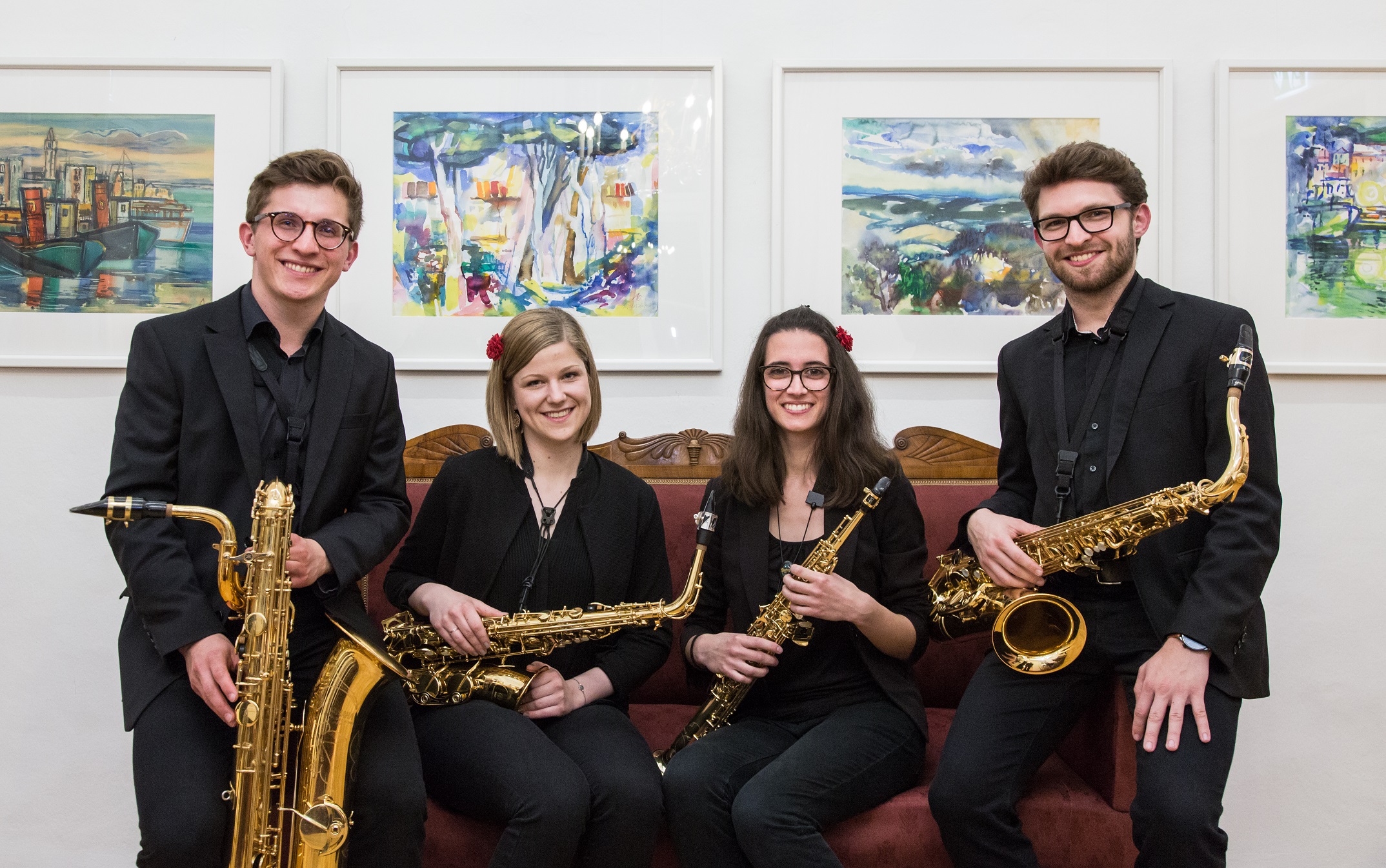 SAX y GRAZ, Sopransaxophon - Constanze Seidl, Altsaxophon - Julia Papst, Tenorsaxophon - Benjamin Lafer, Baritonsaxophon - Daniel Steiner. SAX y GRAZ, Sopransaxophon - Constanze Seidl, Altsaxophon - Julia Papst, Tenorsaxophon - Benjamin Lafer, Baritonsaxophon - Daniel Steiner.