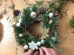 Edle Weihnachtsfloristik mit Schätzen der Natur ©      