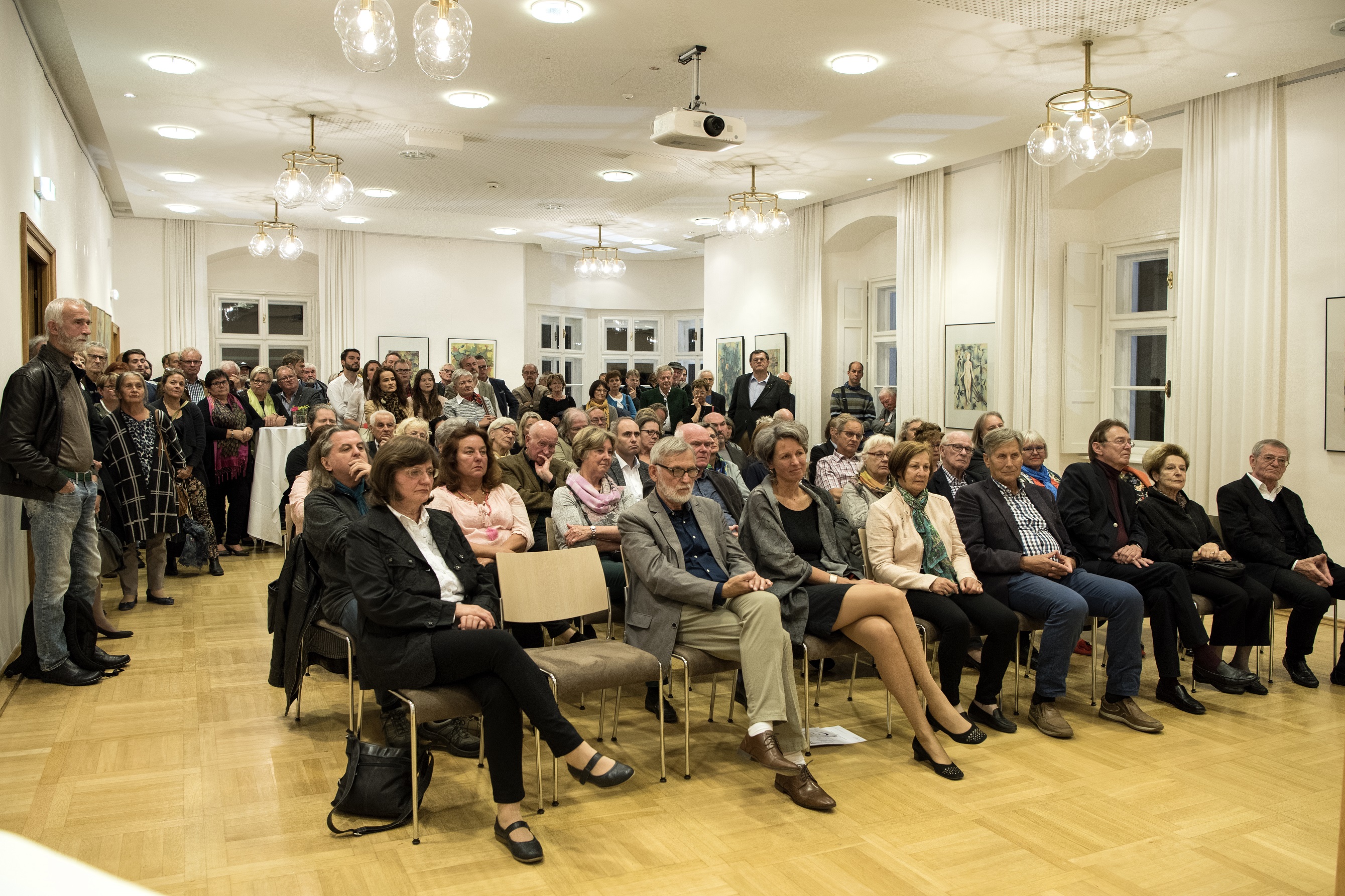 das Publikum folgt der Laudatio von... das Publikum folgt der Laudatio von...