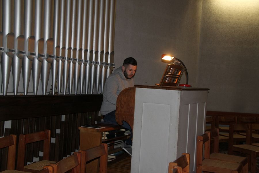 Marcel an der Orgel