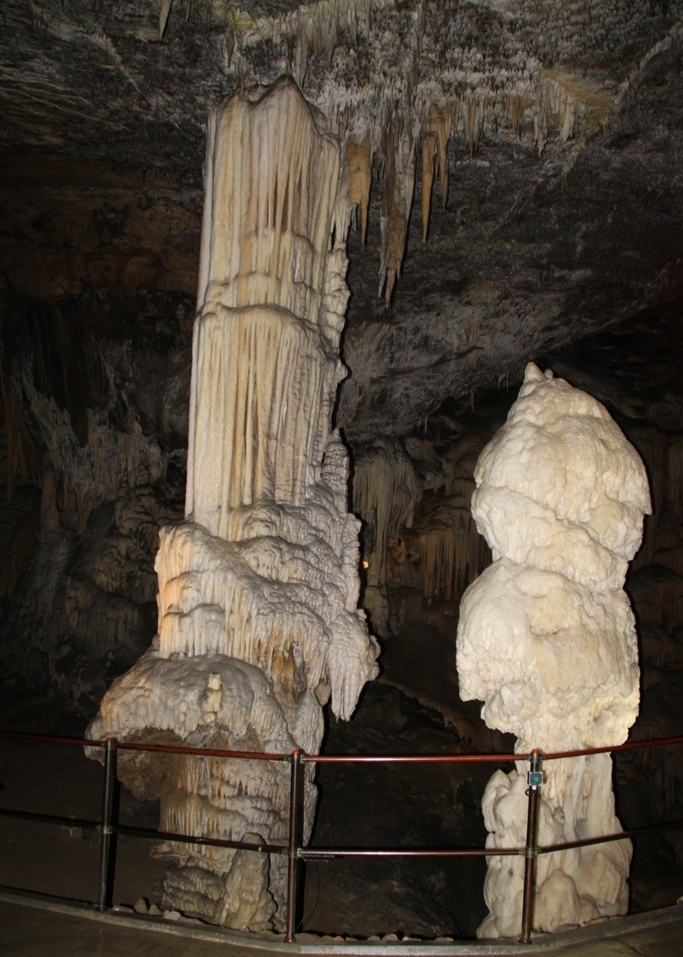 Das Symbol der Höhle, der 5 m hohe und glänzend weiße Stalagmit "Brillant"