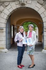 Anna Thaller (li.) und Christine Heinz-Melbinger sind stolz über die Auszeichnung © Schloss St. Martin Anna Thaller (li.) und Christine Heinz-Melbinger sind stolz über die Auszeichnung © Schloss St. Martin
