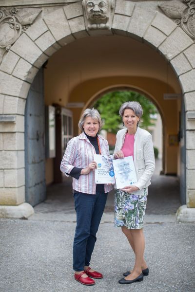 Anna Thaller (li.) und Christine Heinz-Melbinger sind stolz über die Auszeichnung