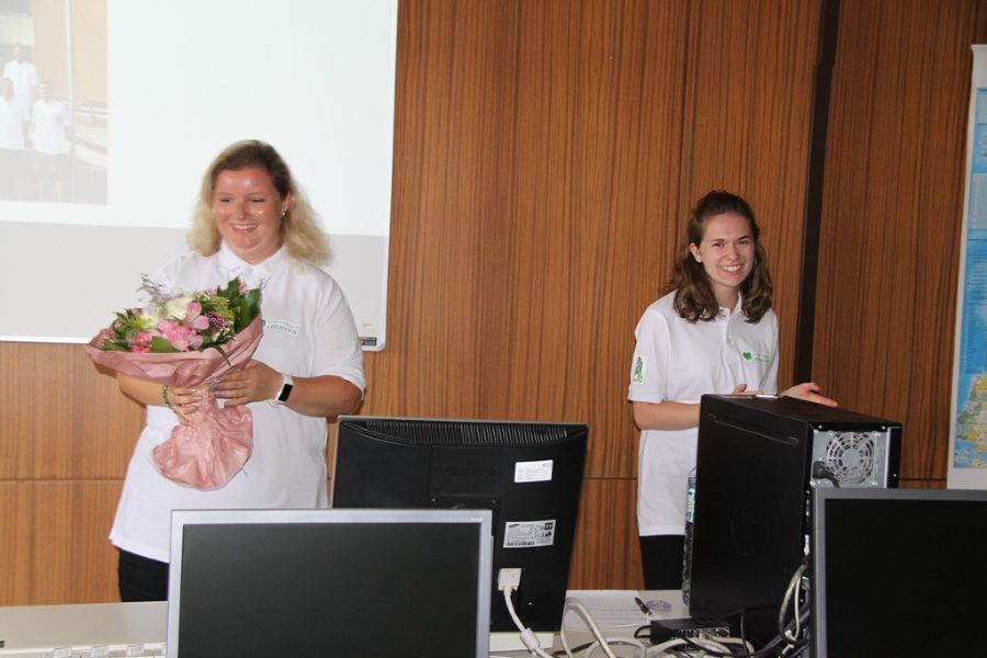 Die Klasse bedankt sich bei Frau DI (FH) Margot Fraiss für die Projektbegleitung mit einem Blumenstrauß