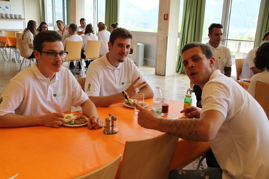 Lukas, Juri und Stefan an einem Tisch