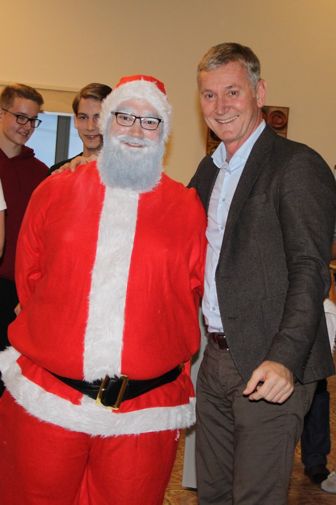 Herr Direktor Schober mit dem Weihnachtsmann Alexander Tratter