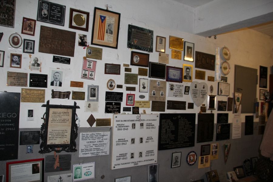 Die Wand mit Bildern und anderen Erinnerungsstücken von Todesopfern