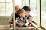 Symbolbild eines Vaters mit dem Sohn auf dem Schoß. 