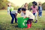 Kinder spielen in der Gruppe auf einer Wiese. Kinder spielen in der Gruppe auf einer Wiese.