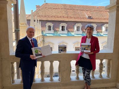 Landesrat Hans Seitinger und die Leiterin des Bildungshauses Schloss St. Martin, Anna Thaller, präsentieren mit Corona-Abstand das neue Kochbuch. © Land Steiermark Landesrat Hans Seitinger und die Leiterin des Bildungshauses Schloss St. Martin, Anna Thaller, präsentieren mit Corona-Abstand das neue Kochbuch. © Land Steiermark