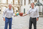 LH-Stv. Anton Lang (l.) und LR Christopher Drexler (r.) stellen zwei Millionen Euro für die steirischen Sportvereine zur Verfügung. © Land Steiermark/Jesse Streibl; Verwendung bei Quellenangabe honorarfrei