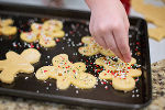 Köstliche Weihnachtsbäckerei © shutterstock_syda-productions