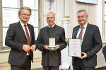 LR Christopher Drexler und LH-Stv. Anton Lang überreichten dem ehemaligen Flughafen-Chef das Große Ehrenzeichen