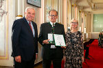 Übergabe des Goldenen Ehrenzeichen des Landes Übergabe des Goldenen Ehrenzeichen des Landes