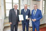 LH Hermann Schützenhöfer überreichte gemeinsam mit LH-Stv. Anton Lang an Ferdinand Roth das Große Ehrenzeichen des Landes Steiermark LH Hermann Schützenhöfer überreichte gemeinsam mit LH-Stv. Anton Lang an Ferdinand Roth das Große Ehrenzeichen des Landes Steiermark