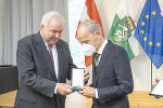 LH Hermann Schützenhöfer (l.) überreichte Primarius Gerhard Ranner-Hafferl das Große Goldene Ehrenzeichen des Landes Steiermark.