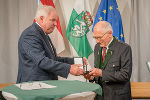 LH Hermann Schützenhöfer gratulierte Roland Tscheppe zum Großen Ehrenzeichen des Landes Steiermark.