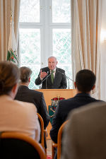 LH Hermann Schützenhöfer bei seiner Ansprache im Weißen Saal der Grazer Burg. LH Hermann Schützenhöfer bei seiner Ansprache im Weißen Saal der Grazer Burg.
