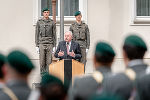 LH Hermann Schützenhöfer bei seiner Ansprache am Posdium im Grazer Burghof mit Soldaten im Vorder- und Hintergrund.