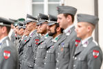 Soldaten stehend nebeneinander im Grazer Burghof.