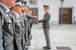 Soldaten stehend nebeneinander im Grazer Burghof.