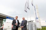 von links, stehend im Freien: LH Hermann Schützenhöfer und Geschäftsführer Andreas Oberbichler beim Tor zum Firmengelände von Rauch & Wagner in Premstätten.