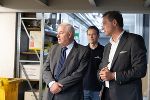 Betriebsrundgang bei der Firma Rauch & Wagner: LH Hermann Schützenhöfer stehend in einer Werkshalle, rechts daneben ein Mitarbeiter und Geschäftsführer Andreas Oberbichler. Betriebsrundgang bei der Firma Rauch & Wagner: LH Hermann Schützenhöfer stehend in einer Werkshalle, rechts daneben ein Mitarbeiter und Geschäftsführer Andreas Oberbichler.