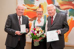 LH Hermann Schützenhöfer überreichte an Reinhard Hohenberg im Beisein seiner Tochter Elisabeth Winkelbauer-Hohenberg das Große Ehrenzeichen