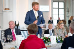 König Willem-Alexander bei seinen launigen Grußworten in der Aula der Alten Universität in Graz. König Willem-Alexander bei seinen launigen Grußworten in der Aula der Alten Universität in Graz.