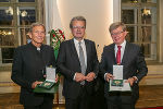LH Christopher Drexler (M.) überreichte Hans Schullin (l.) und Herbert Beiglböck (r.) das Große Ehrenzeichen des Landes Steiermark LH Christopher Drexler (M.) überreichte Hans Schullin (l.) und Herbert Beiglböck (r.) das Große Ehrenzeichen des Landes Steiermark