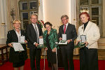 Ehrenzeichen-Verleihung in Graz: Ulrike Haberl-Schwarz, LH Christopher Drexler, Maria Theresia Mang, Herbert Beiglböck und Barbara Kaiser (v.l.). Ehrenzeichen-Verleihung in Graz: Ulrike Haberl-Schwarz, LH Christopher Drexler, Maria Theresia Mang, Herbert Beiglböck und Barbara Kaiser (v.l.).