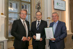 LH Christopher Drexler (l.) und LH-Stv. Anton Lang (r.) zeichneten Ärztekammerpräsident a.D. Herwig Lindner (M.) mit dem Großen Ehrenzeichen des Landes Steiermark aus. LH Christopher Drexler (l.) und LH-Stv. Anton Lang (r.) zeichneten Ärztekammerpräsident a.D. Herwig Lindner (M.) mit dem Großen Ehrenzeichen des Landes Steiermark aus.