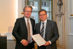 LH Christopher Drexler und Günter Felsberger stehend nebeneinander in der Aula der Alten Universität.