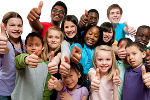 Eine Gruppe von 14 Kindern, die zusammen stehen und einen Daumen nach oben geben. Die Kinder sind alle unterschiedlichen Alters und unterschiedlicher Hautfarbe. Die Kinder tragen lila, blaue, rote und graue Hemden, lächeln alle und stehen vor weißem Hintergrund.