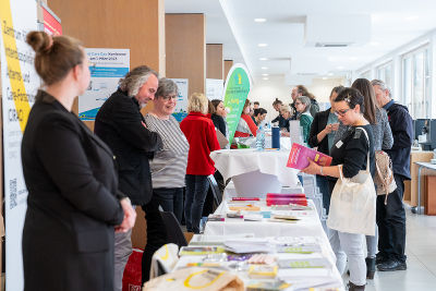 Foto von den Marktständen, an diesen konnten Informationen eingeholt und ausgetauscht werden 