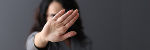 Eine Frau hält ablehnend und schützend ihre ausgestreckte Hand vor das Gesicht. Eine Frau hält ablehnend und schützend ihre ausgestreckte Hand vor das Gesicht.